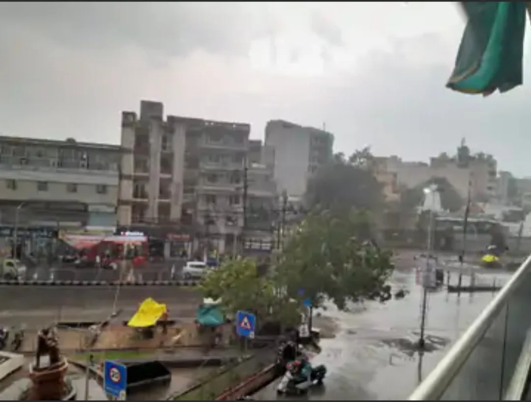 हड़बड़ी में आयोजक: दाहोद में शाम को आंधी के साथ बारिश से गरबा मैदान भीगा, खिलाड़ी फंसे रहे।