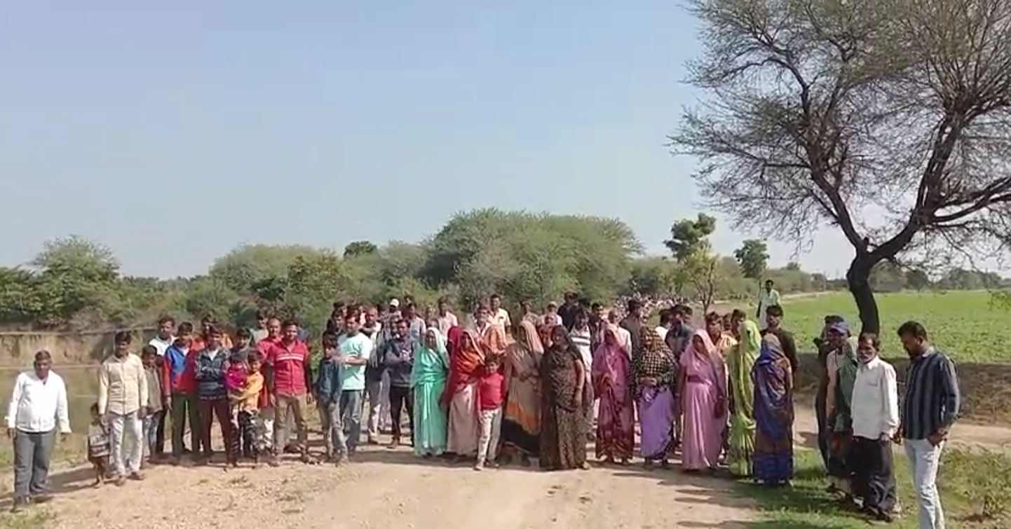 उज्जैन : नेशनल हाईवे के ठेकेदारों द्वारा युवाओं के क्रिकेट मैदान और गोचर भूमि पर किए जा रहे खनन से ग्रामीण जनता परेशान