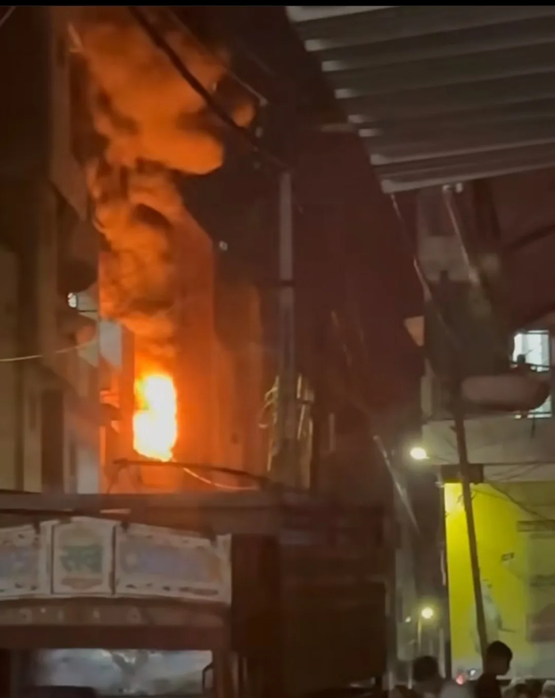 दाहोद : दाहोद के मुलाजी बाजार इलाके में एक दुकान में लगी आग