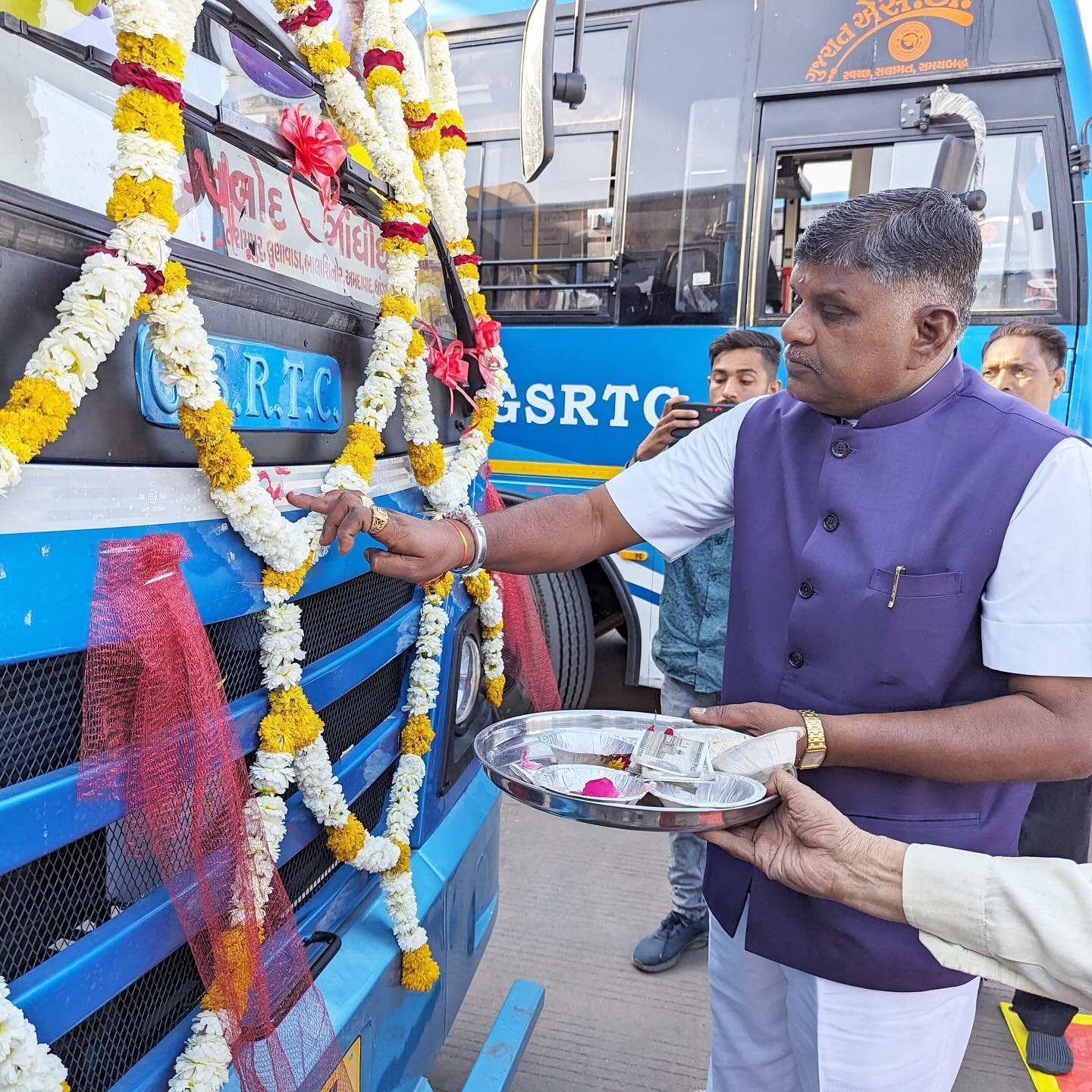 दाहोद: लिमडी सार्वजनिक सेवा में G.S.R.T.C. की बसों का शुभारंभ