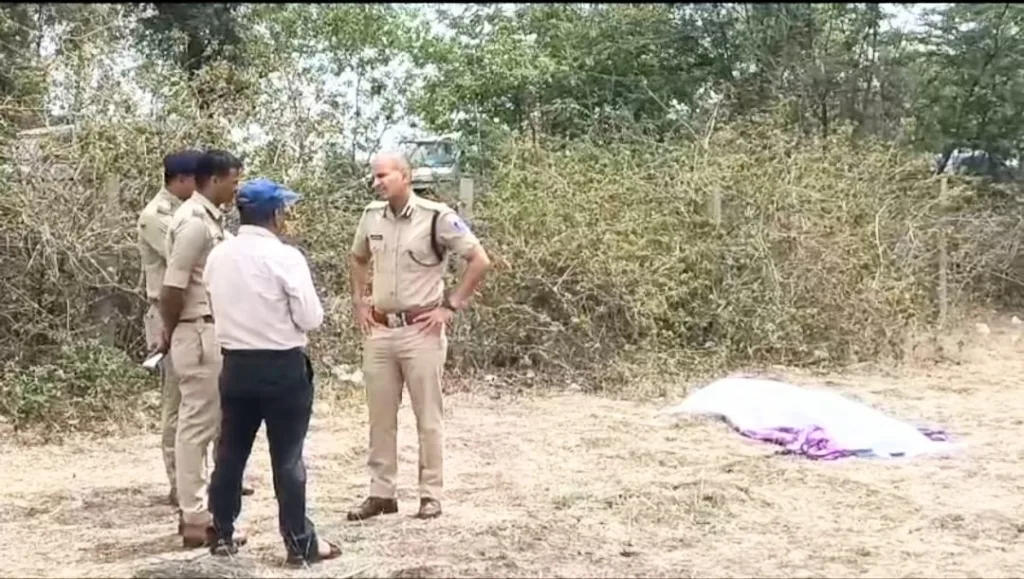 रतलाम के ढोढर गाव के खेतो में मिली युवती की अर्धनग्न लाश, गला रेट कर हत्या की आशंका