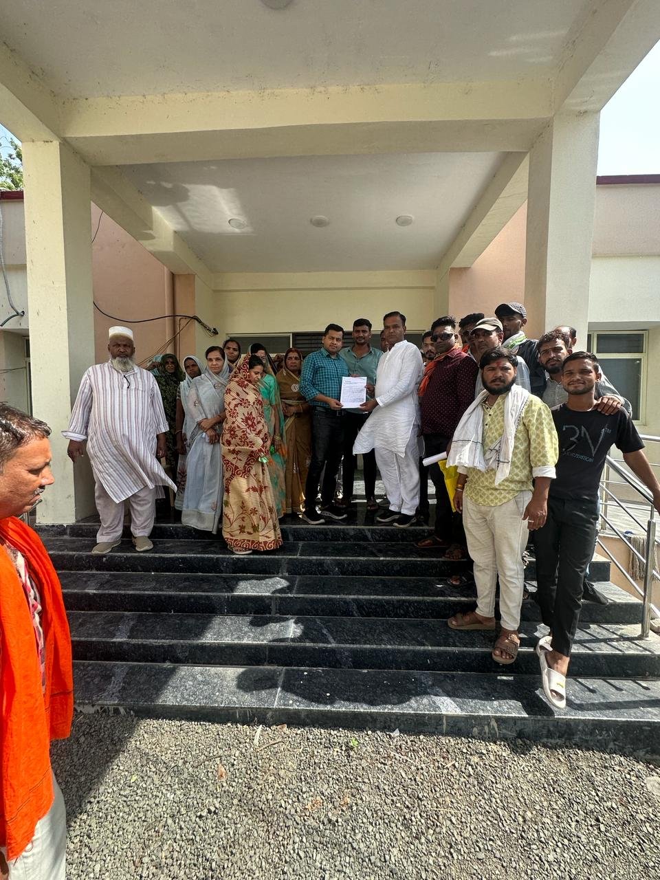 सैलाना पैलेस लाज में चल रहे अनैतिक कार्यो को लेकर सैलाना वासियों ने कलेक्टर और एस.पी को दिया ज्ञापन