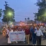 रतलाम : जिला चिकित्सालय से आक्रोशित स्वास्थ्यकर्मियों ने निकाली मशाल रैली