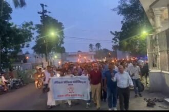 रतलाम : जिला चिकित्सालय से आक्रोशित स्वास्थ्यकर्मियों ने निकाली मशाल रैली