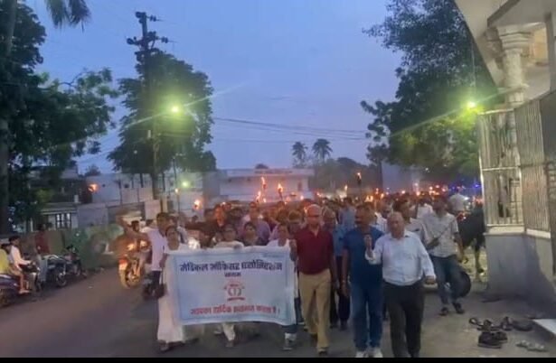 रतलाम : जिला चिकित्सालय से आक्रोशित स्वास्थ्यकर्मियों ने निकाली मशाल रैली